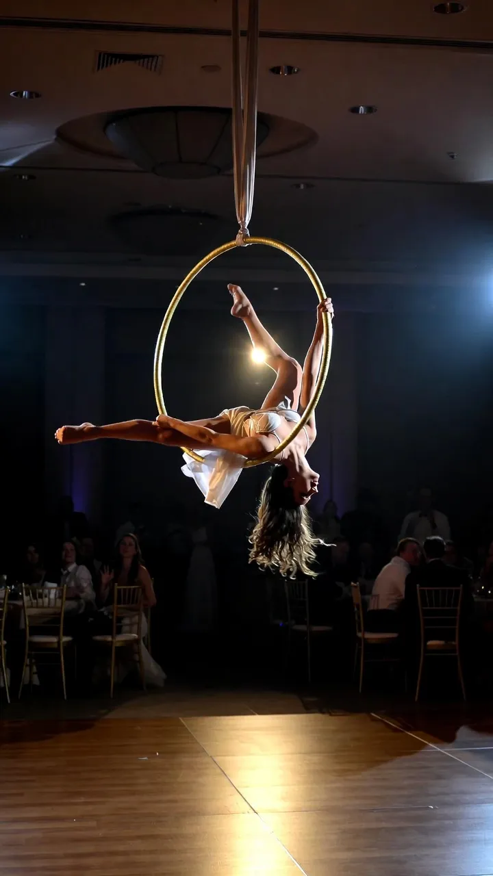 זוג אקרובטים — הרמה דרמטית באירוע חברה