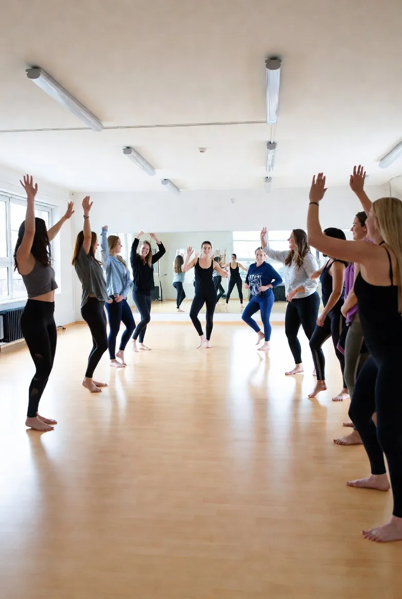 רקדנית בטן במסיבת רווקות