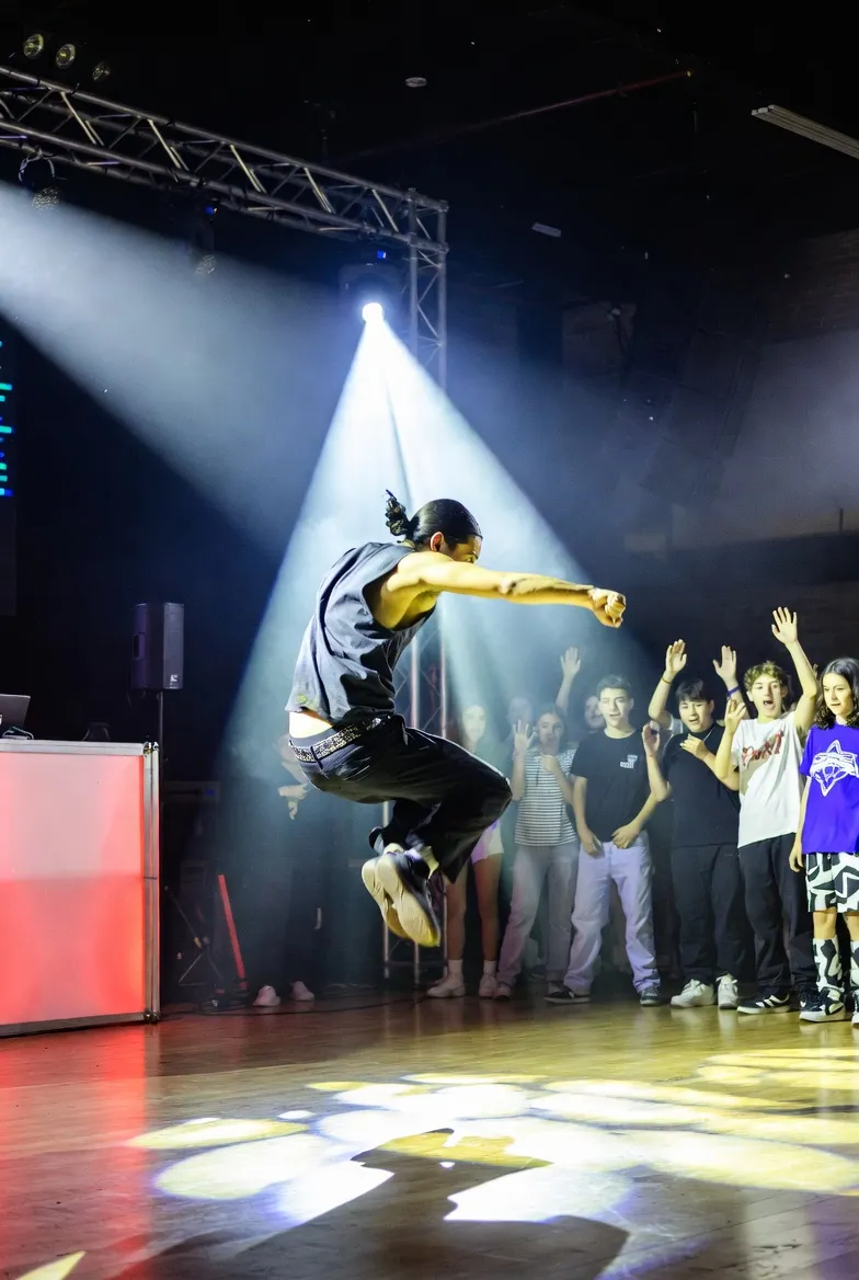 רקדניות ברזילאיות בבר מצווה — סמבה על הרחבה
