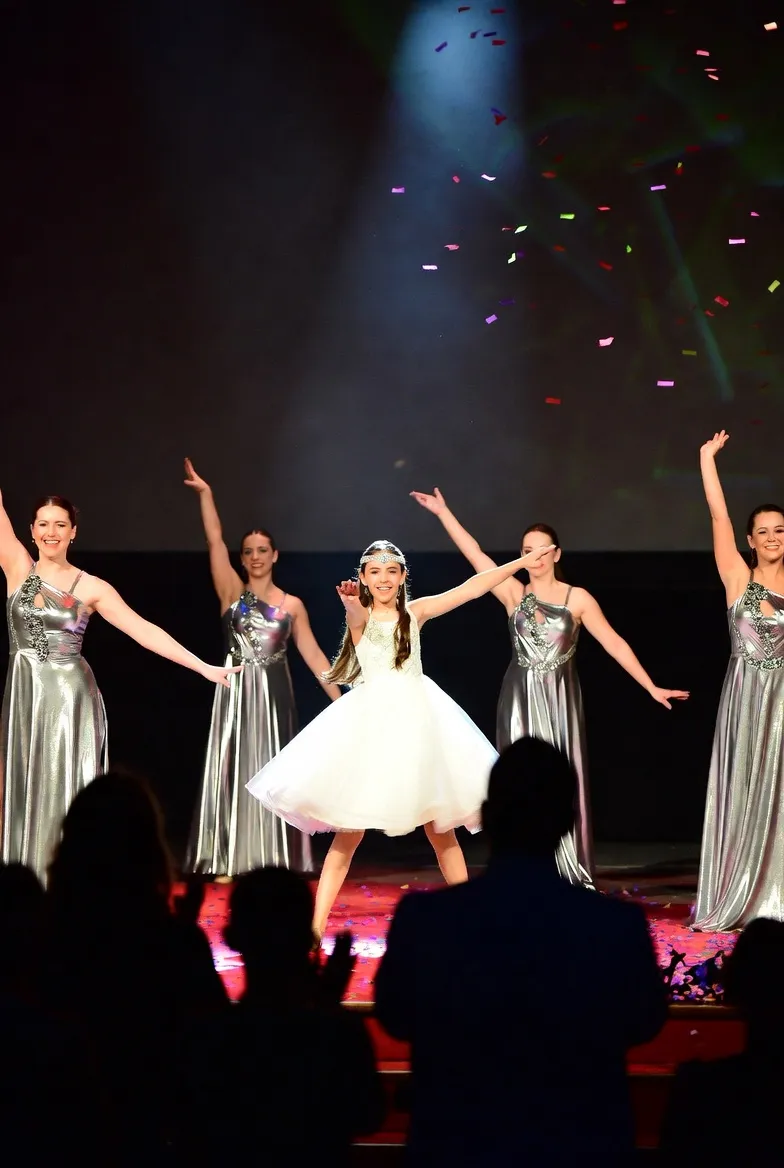 בת מצווה רוקדת על הבמה עם 4 רקדניות מקצועיות