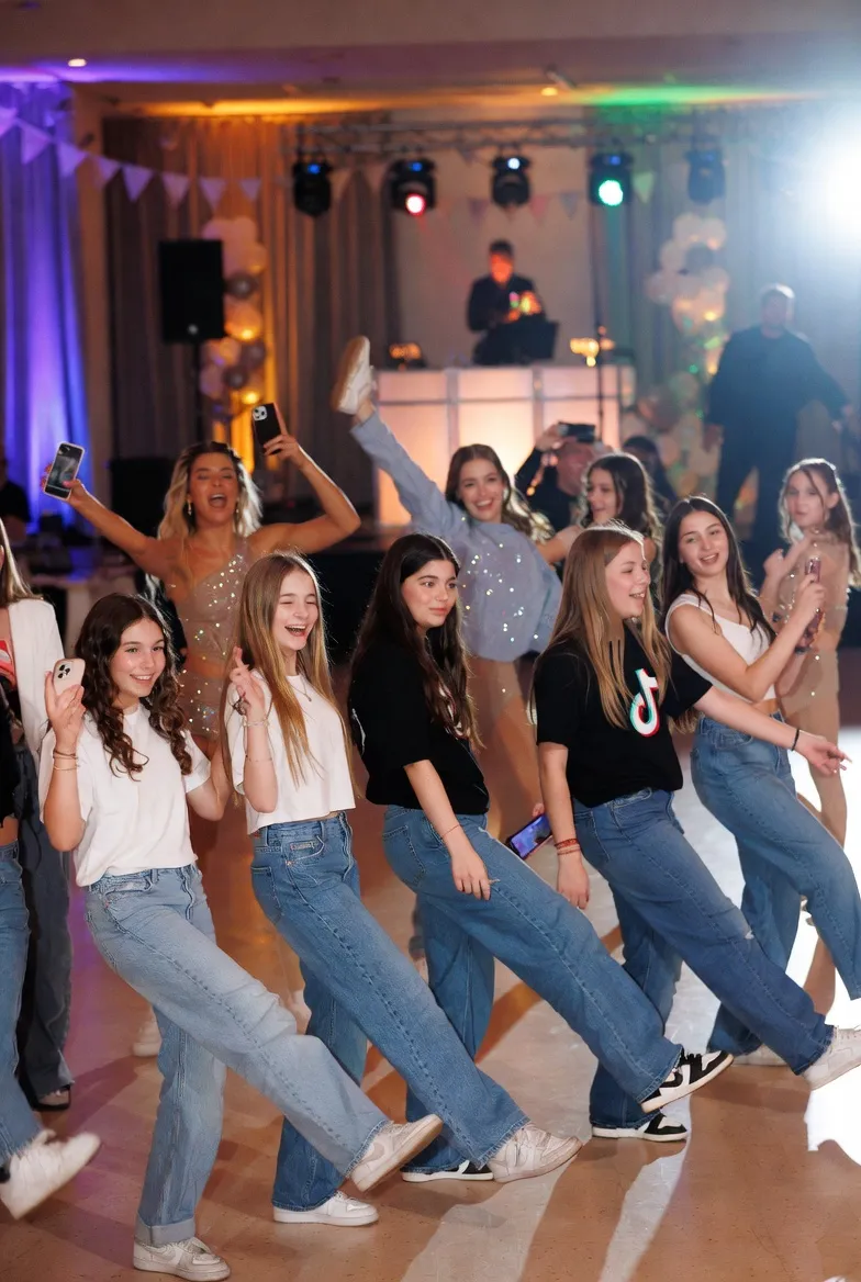 TikTok עם חברות בבת מצווה