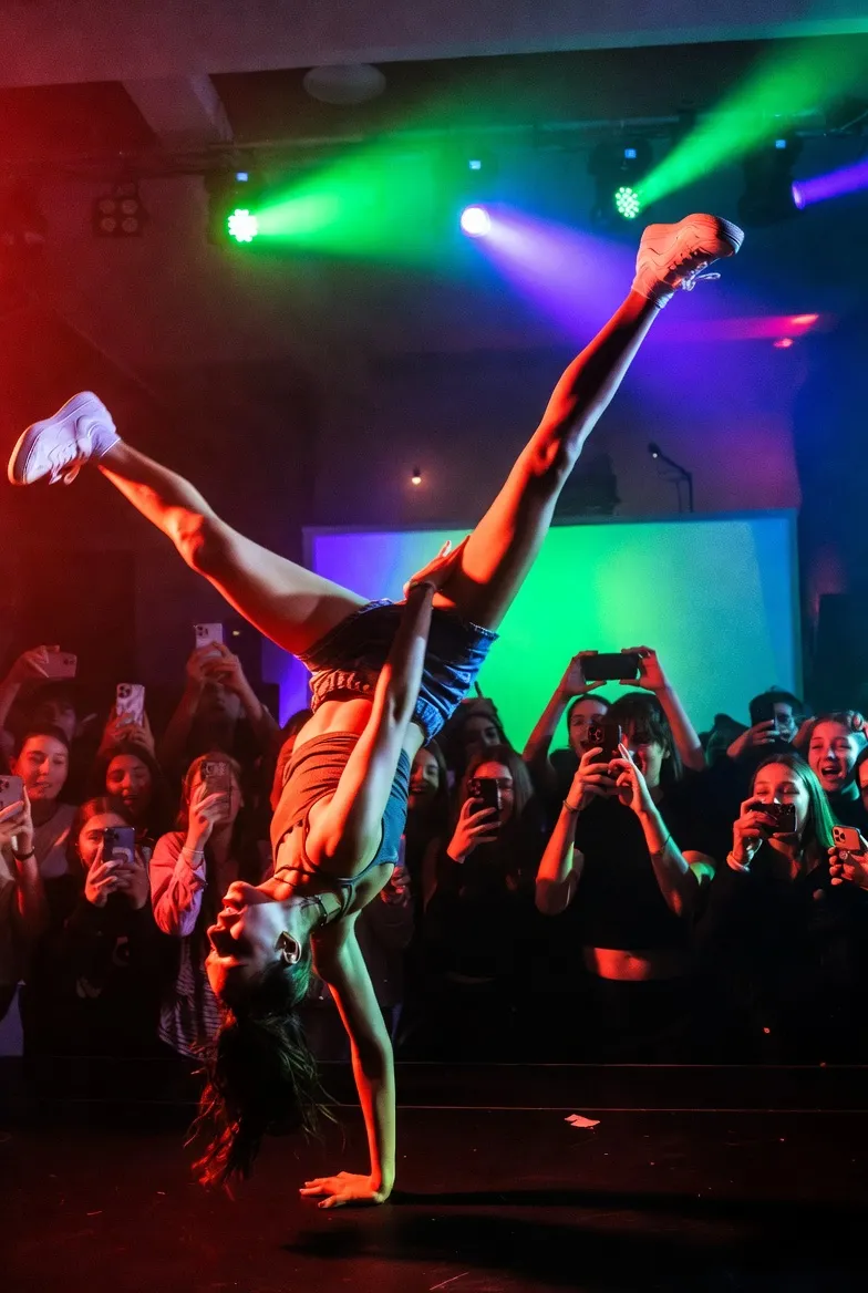 מופע ברייקדאנס בבר מצווה — B-Boy מסתובב על הראש