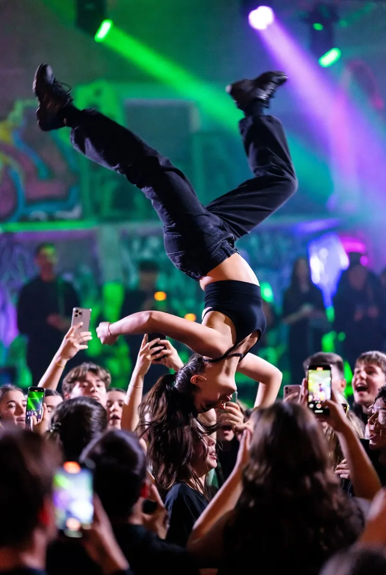 פריז על יד אחת — רקדן ברייקדאנס באירוע