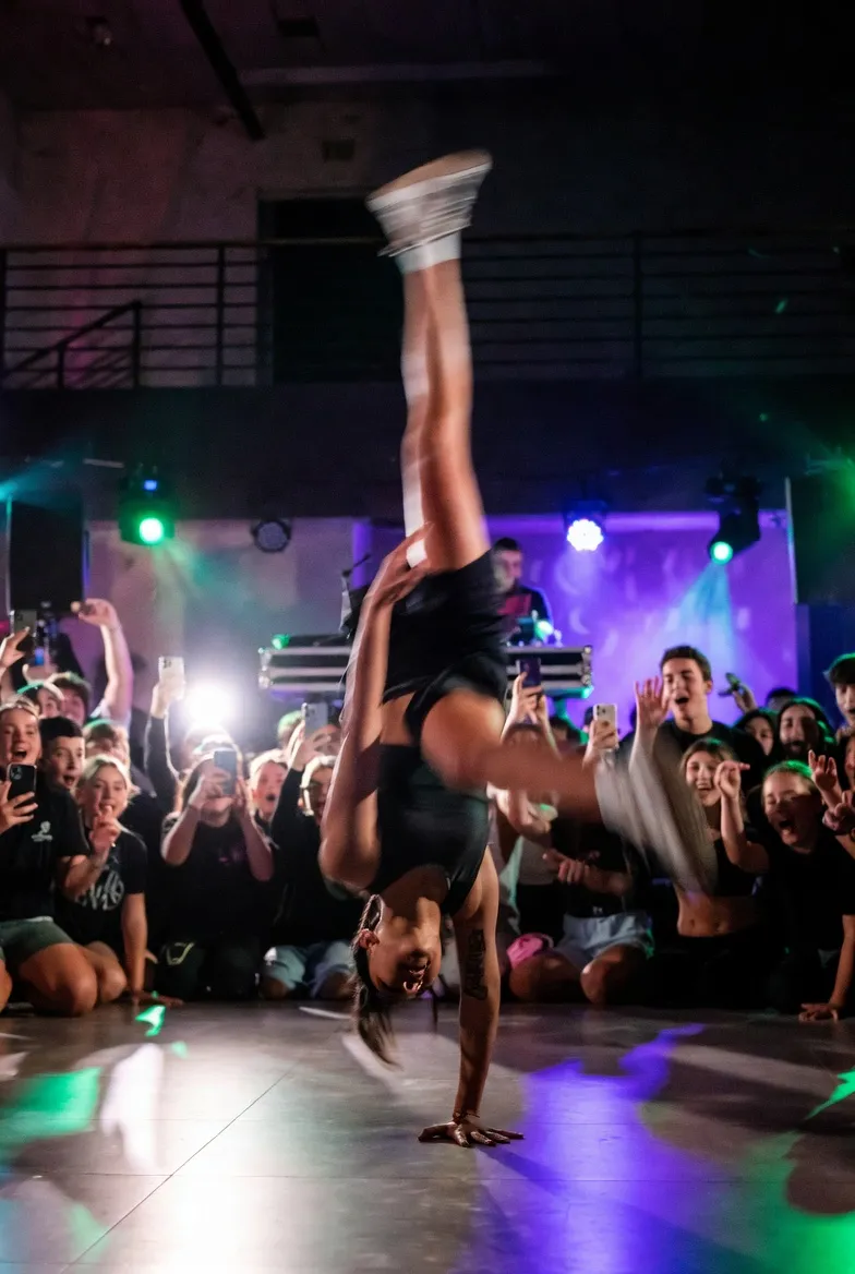 רקדן ברייקדאנס מלמד ילדים בבר מצווה