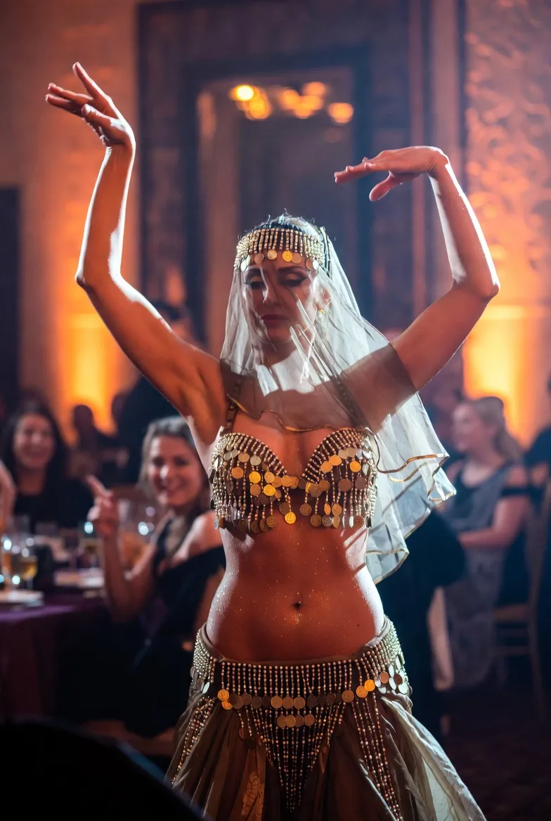 מופע ריקוד בטן בחינה עם דבקה משפחתית