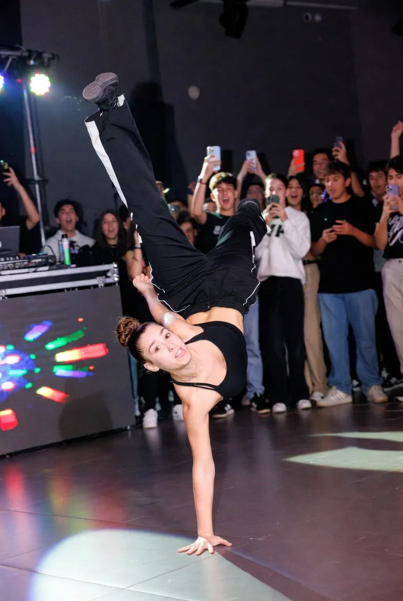 B-Girl מבצעת מופע ברייקדאנס בבת מצווה