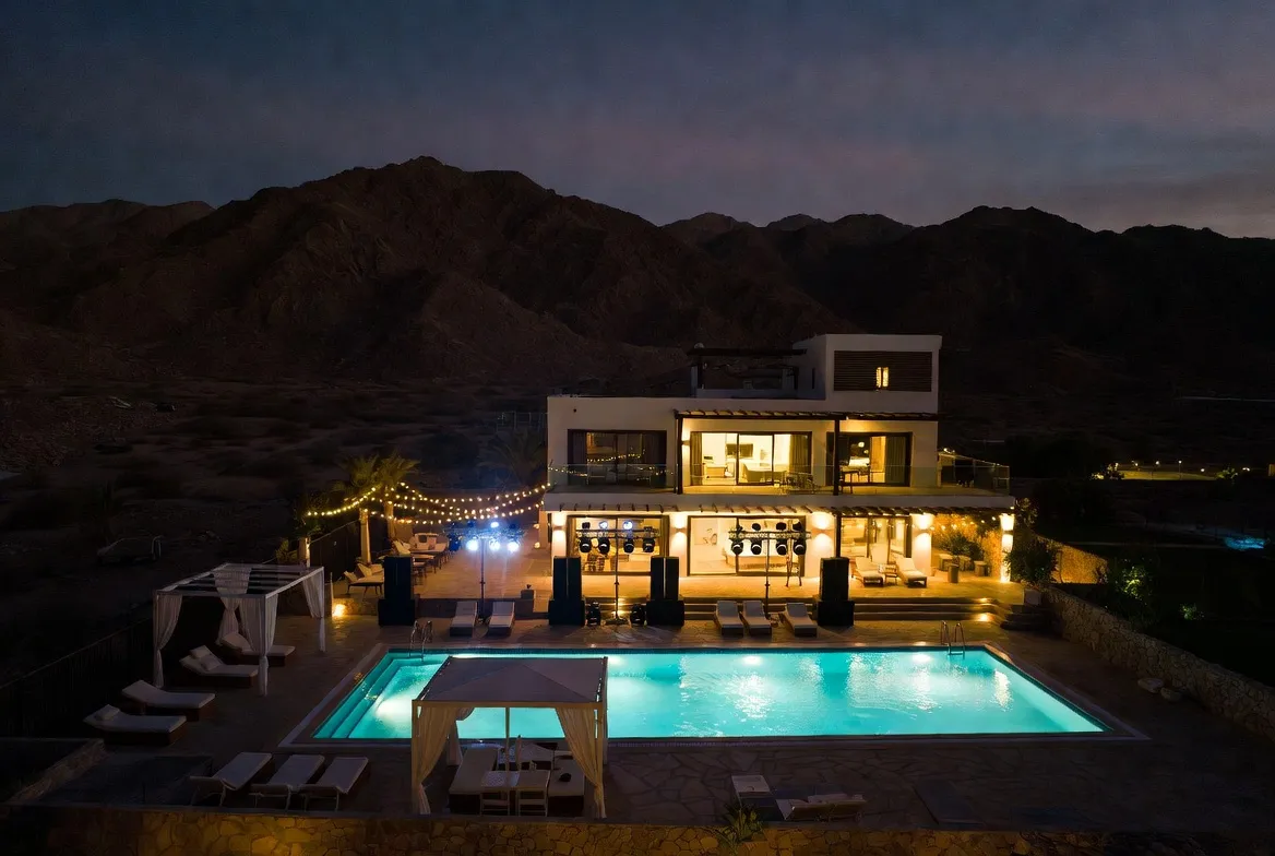 מסיבת רווקים באילת — וילה עם בריכה ורקדניות
