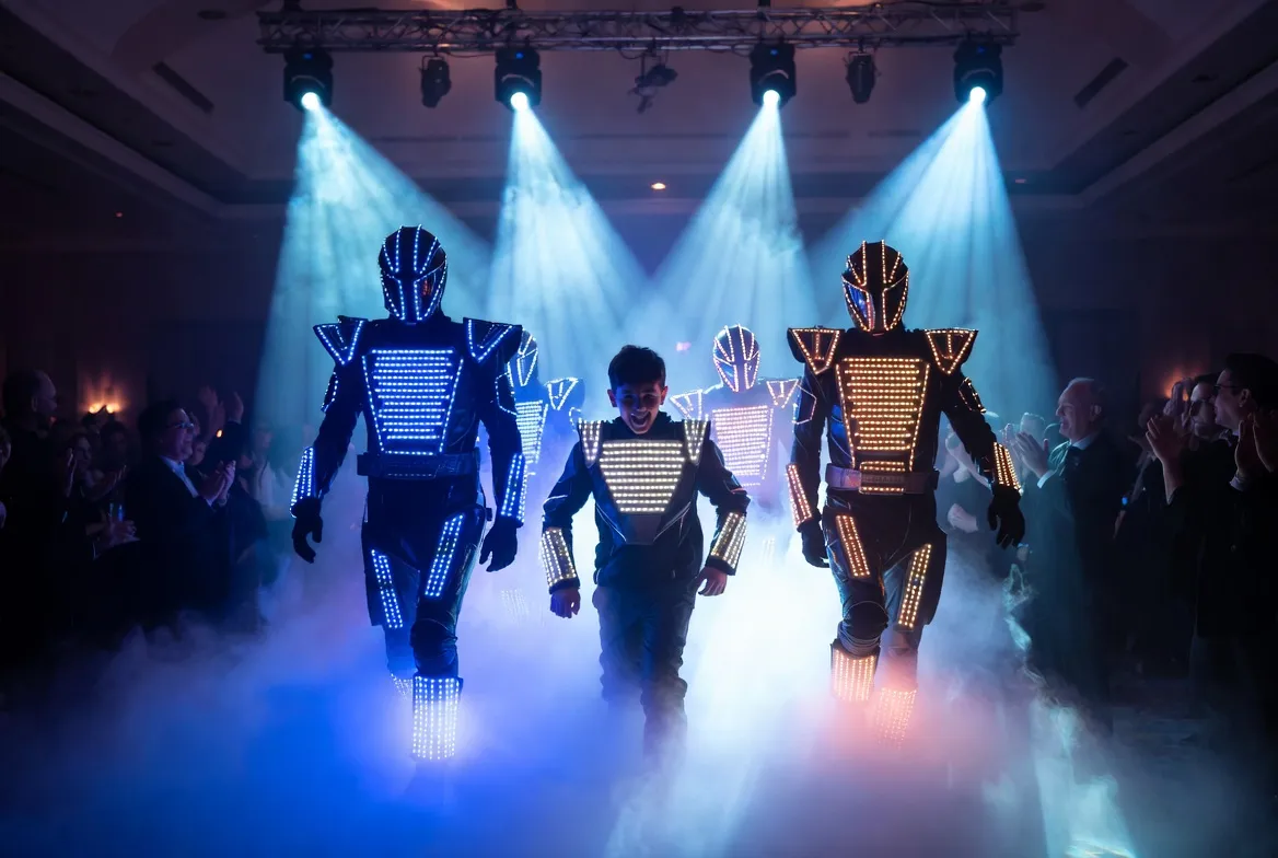 כניסה מיוחדת לבר מצווה — יובלן נכנס עם מייצגים LED