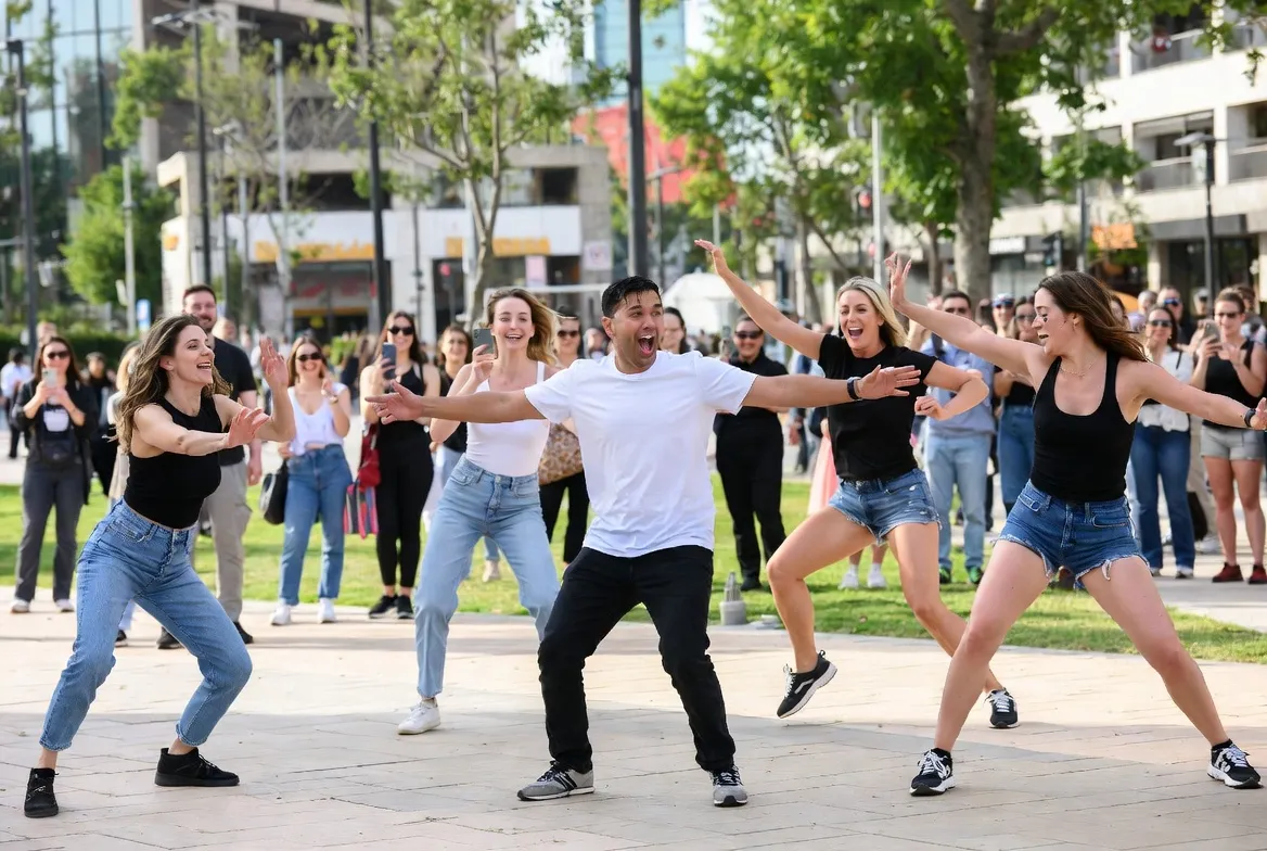 פלאש מוב ליום הולדת — רקדנים מפתיעים את החוגג ברחוב
