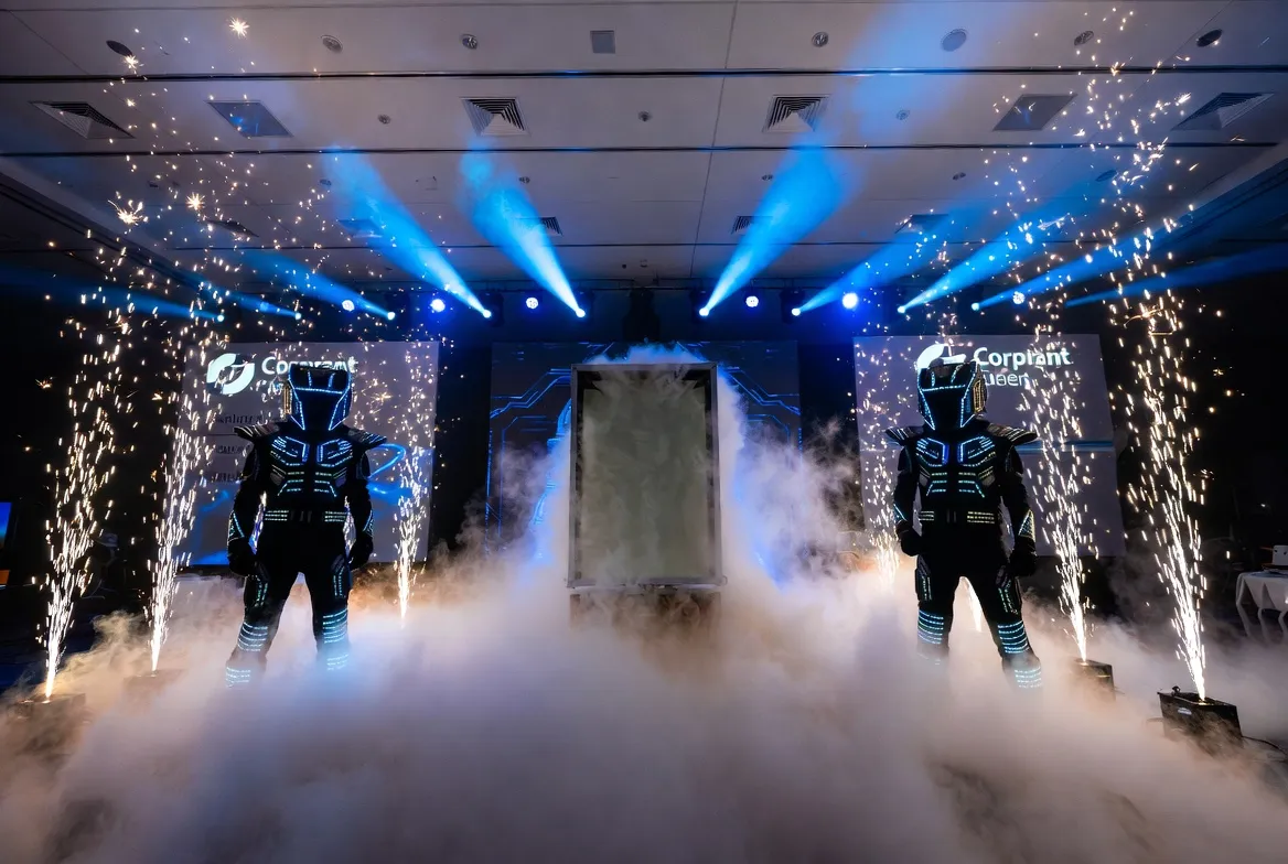 מייצגים בכניסה לאירוע חברה — פסלים חיים עם LED