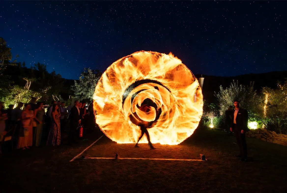 מופע אש בגן אירועים — חללים פתוחים ובטיחות
