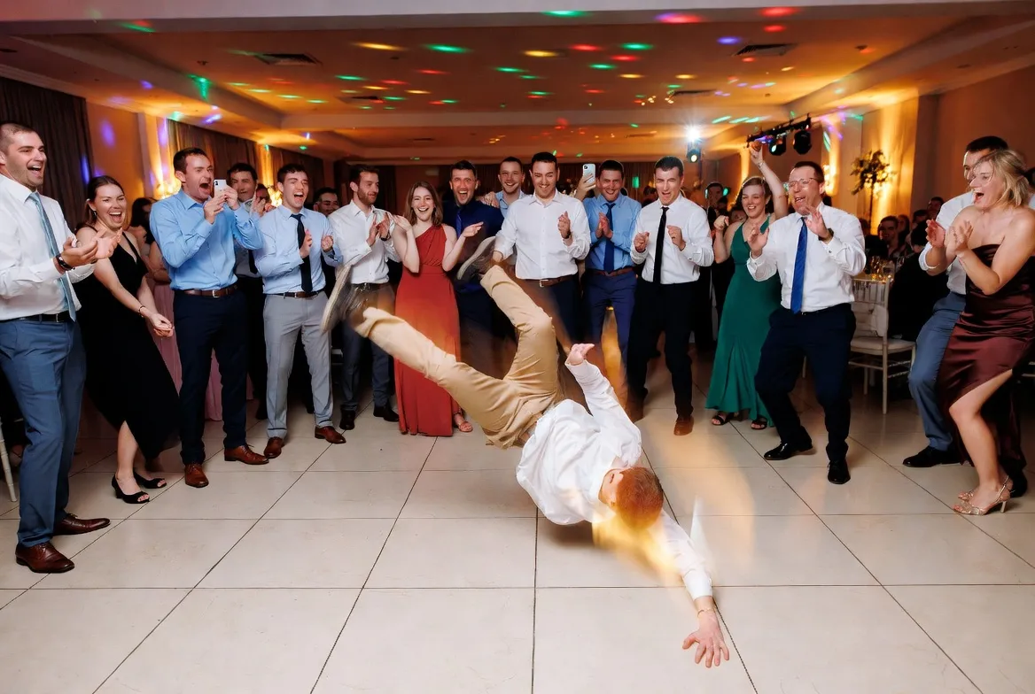 רקדנים סמויים לחתונה