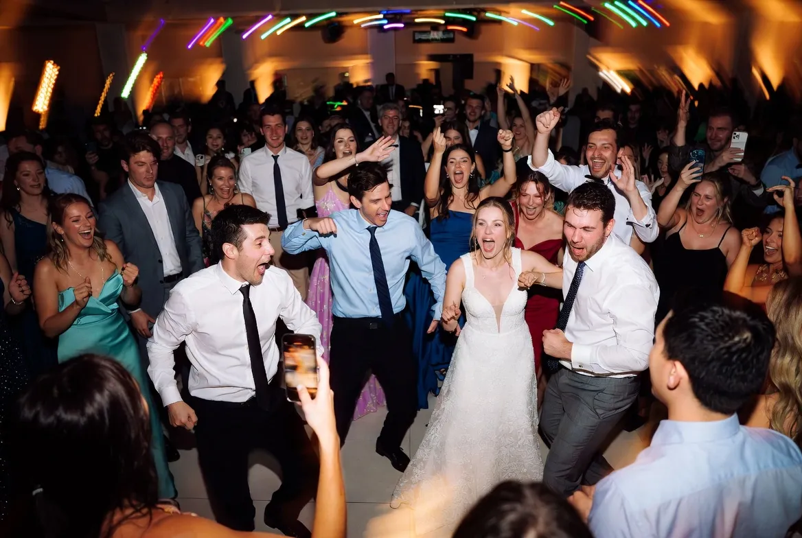 הרגע שרקדנים סמויים פורצים בריקוד באמצע חתונה