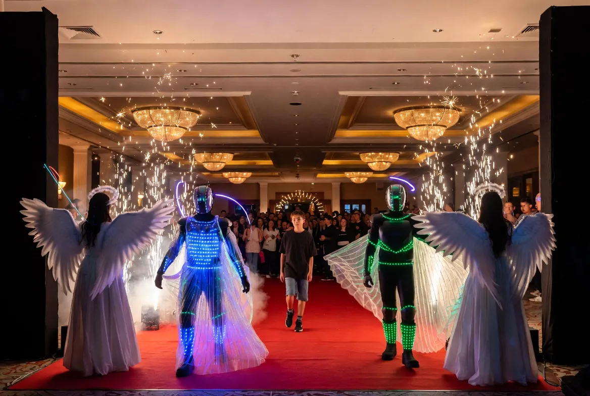 כניסה מיוחדת עם 4 מייצגים — מסדרון כבוד עם כנפיים ו-LED