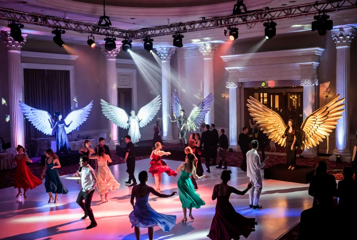 שילוב מייצגים ורקדניות באירוע — כניסה עם כנפיים ומופע על הרחבה