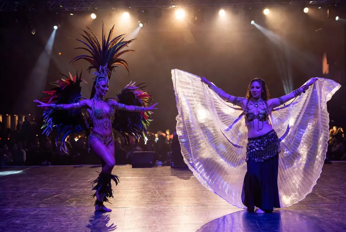 רקדניות מקצועיות על הבמה באירוע — מחירון רקדניות לאירועים 2025