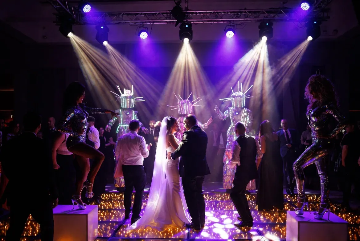 חתונה עם רקדניות — מייצגים לכניסה, ריקוד בטן, ו-Go-Go על הרחבה