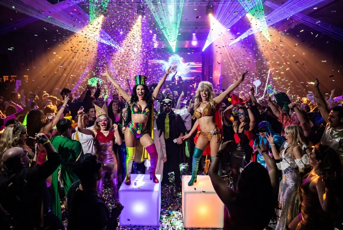 מסיבת פורים עם רקדניות