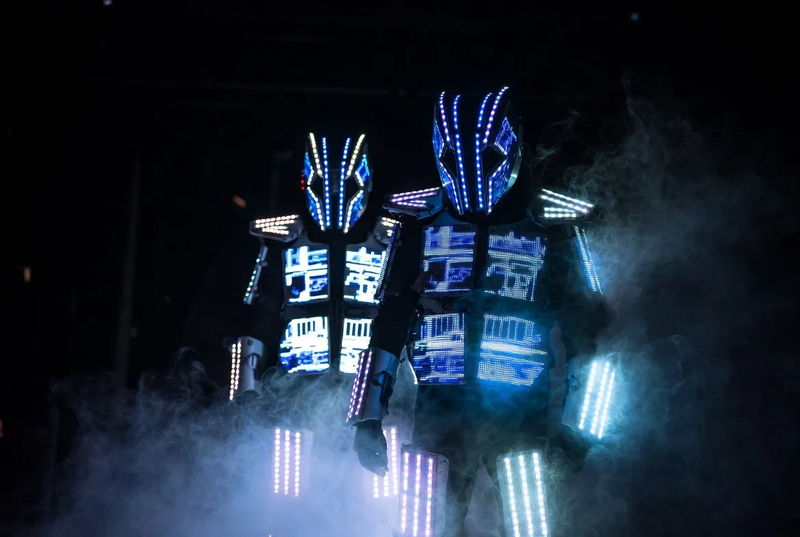 מייצגי LED מתקדמים 2025 — רובוטים עם חליפות דיגיטליות