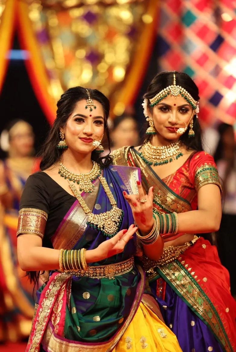 בוליווד בבת מצווה — ילדות לומדות ריקוד הודי