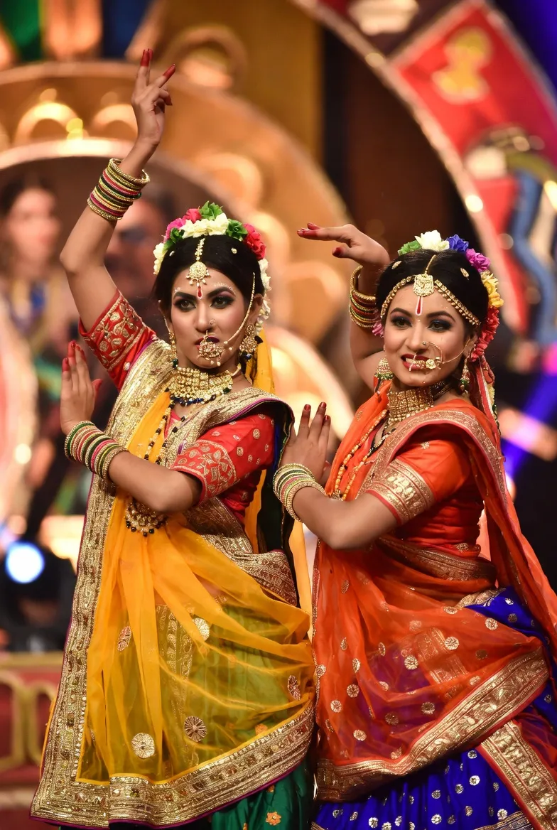 רקדניות בוליווד בחתונה הודית — סארי זהב וריקוד מסורתי