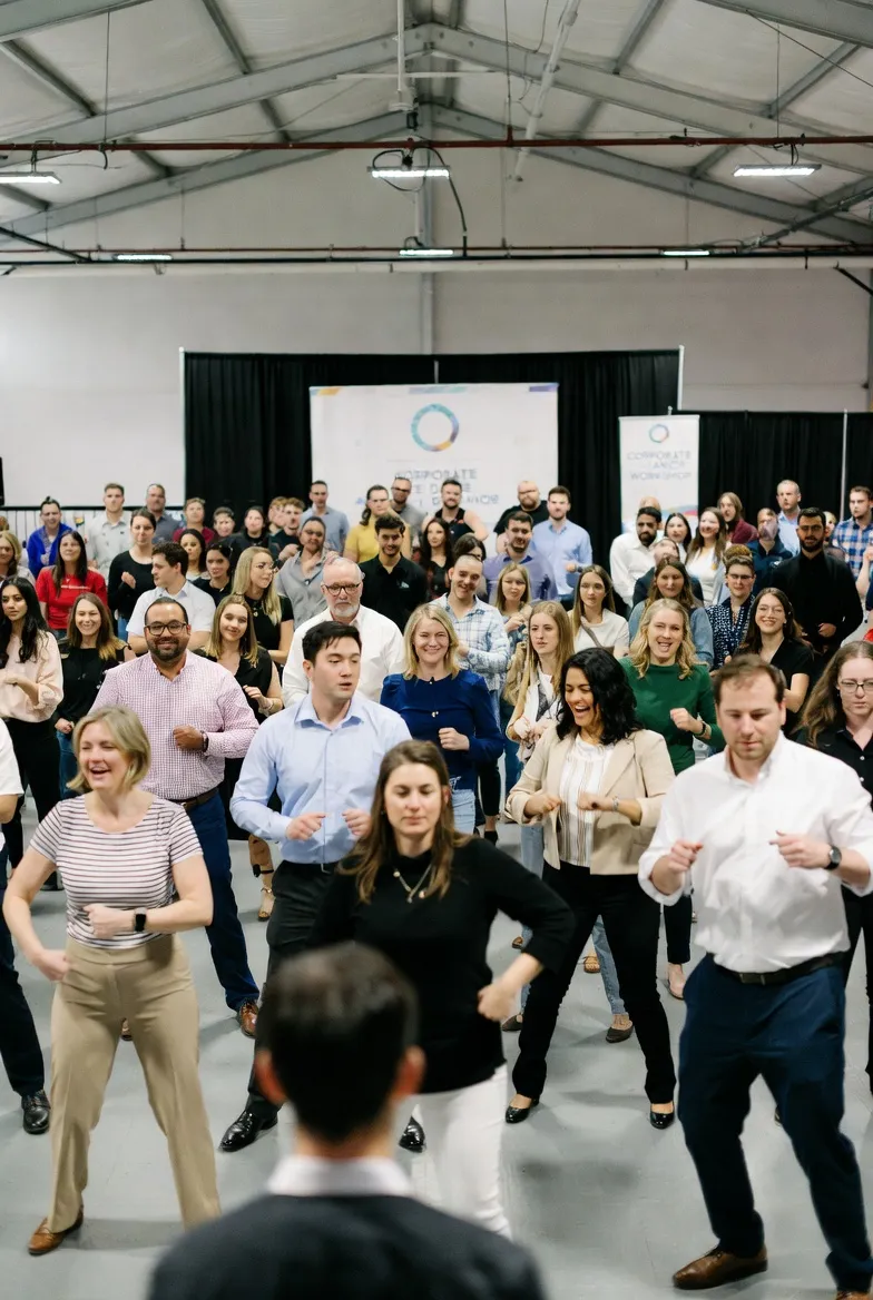 סדנת team building — עובדים רוקדים