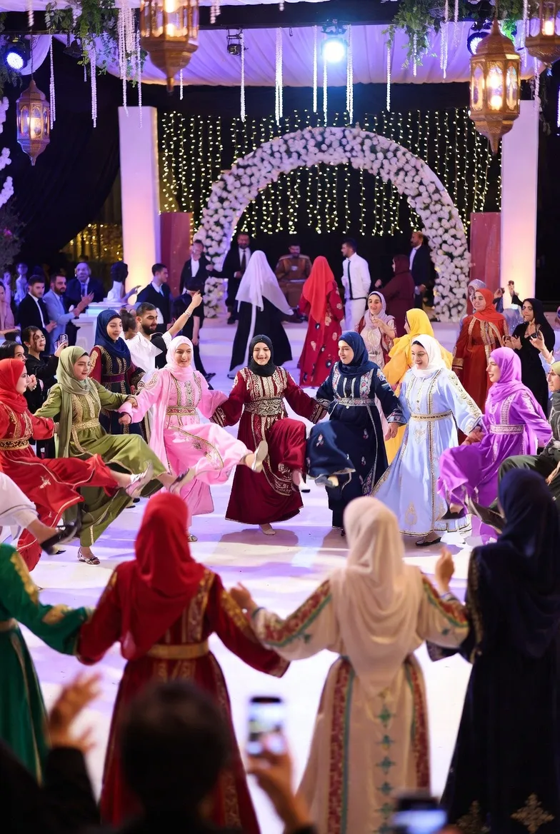 דבקה בחינה מרוקאית — רקדנים בלבוש מסורתי