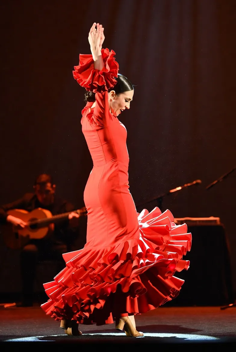 רקדנית פלמנקו בחתונה — שמלה אדומה מתנופפת על הבמה