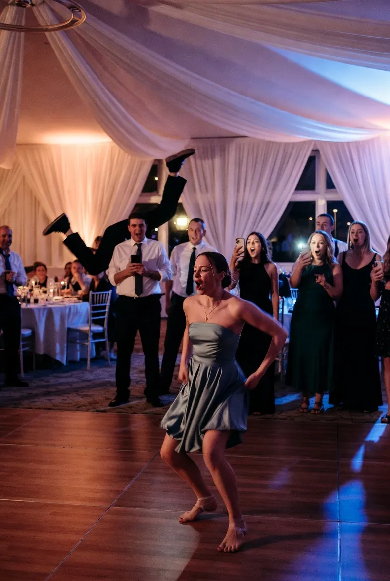 הפתעת רקדנים סמויים בבת מצווה — הילדות צורחות