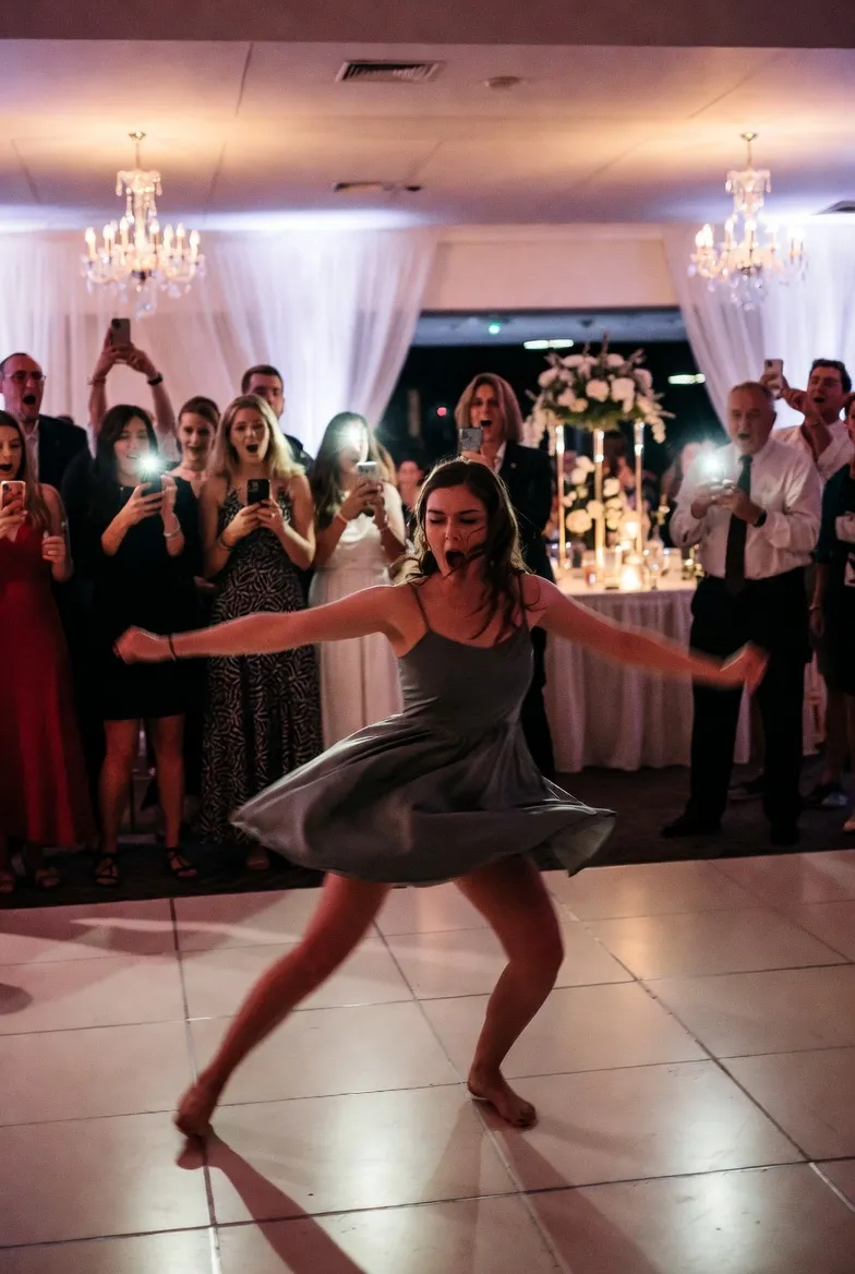 רקדנים סמויים פורצים בריקוד בחתונה — חתן וכלה בשוק