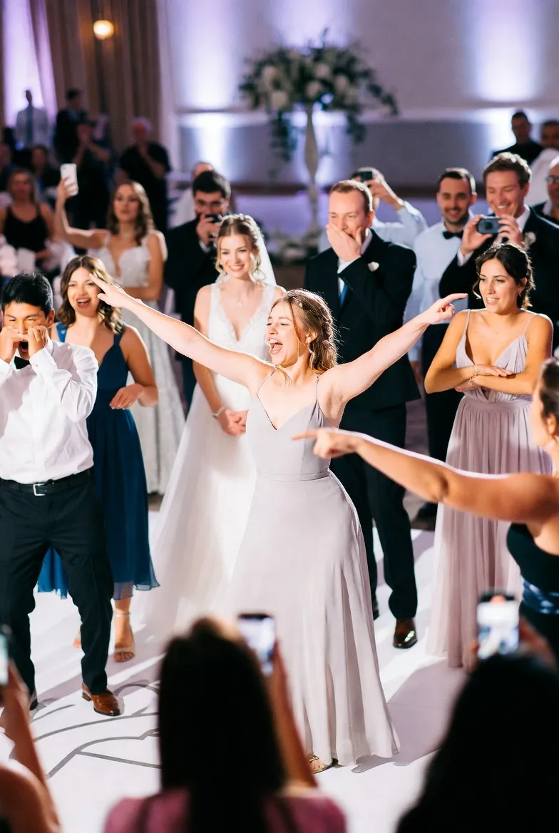 פלאש מוב להצעת נישואין — רקדנים מסביב לזוג