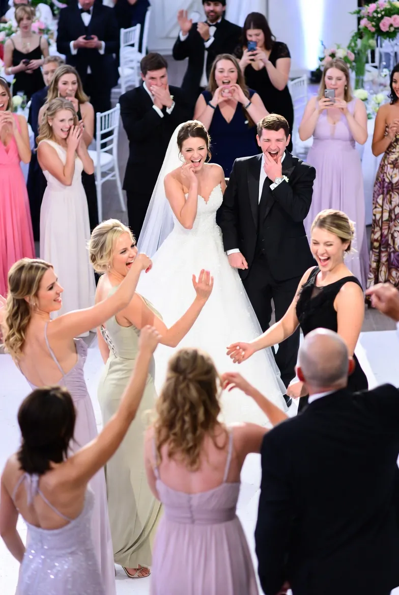 פלאש מוב בחתונה — חברים מפתיעים את הזוג עם כוריאוגרפיה