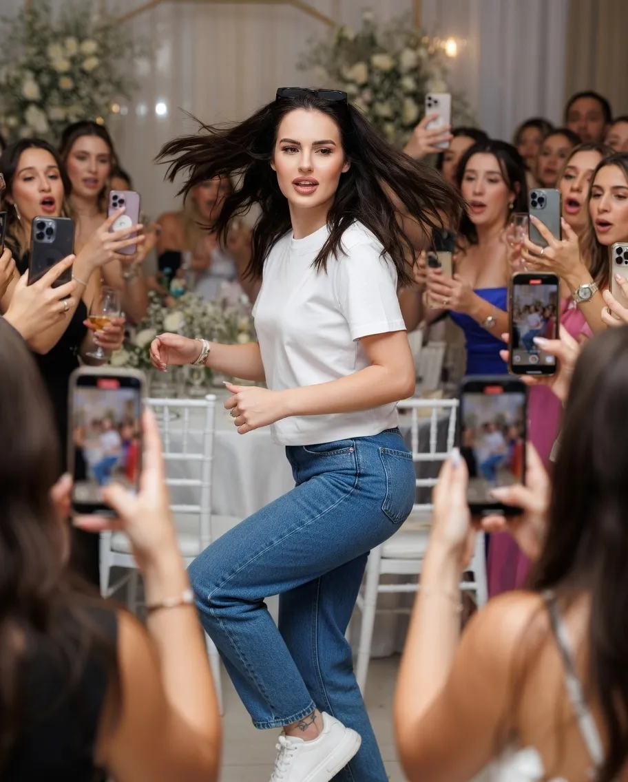 ליאה בתלבושת מקצועית