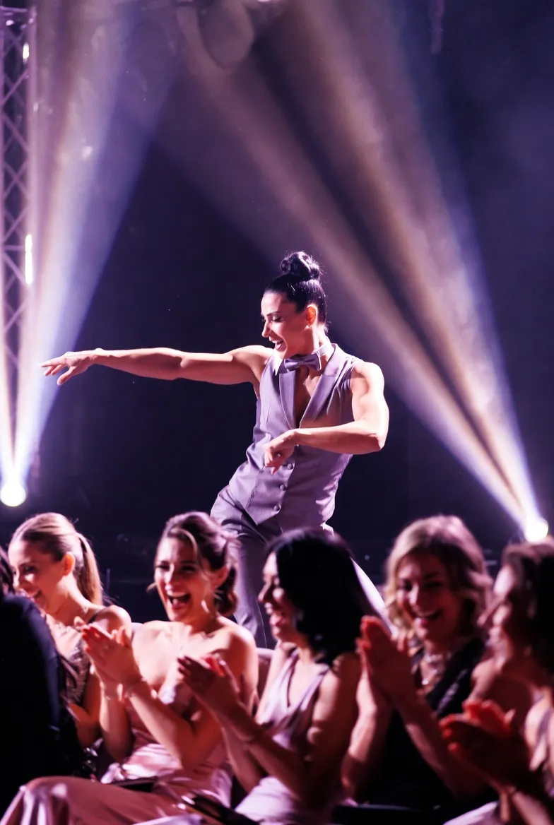 דואט חשפנים במסיבת רווקות גדולה