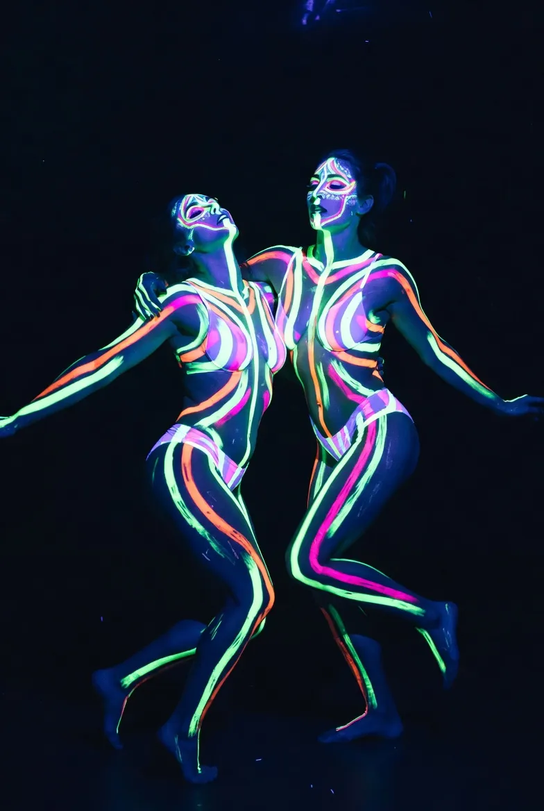 מופע ניאון בבת מצווה — רקדניות זוהרות בחושך