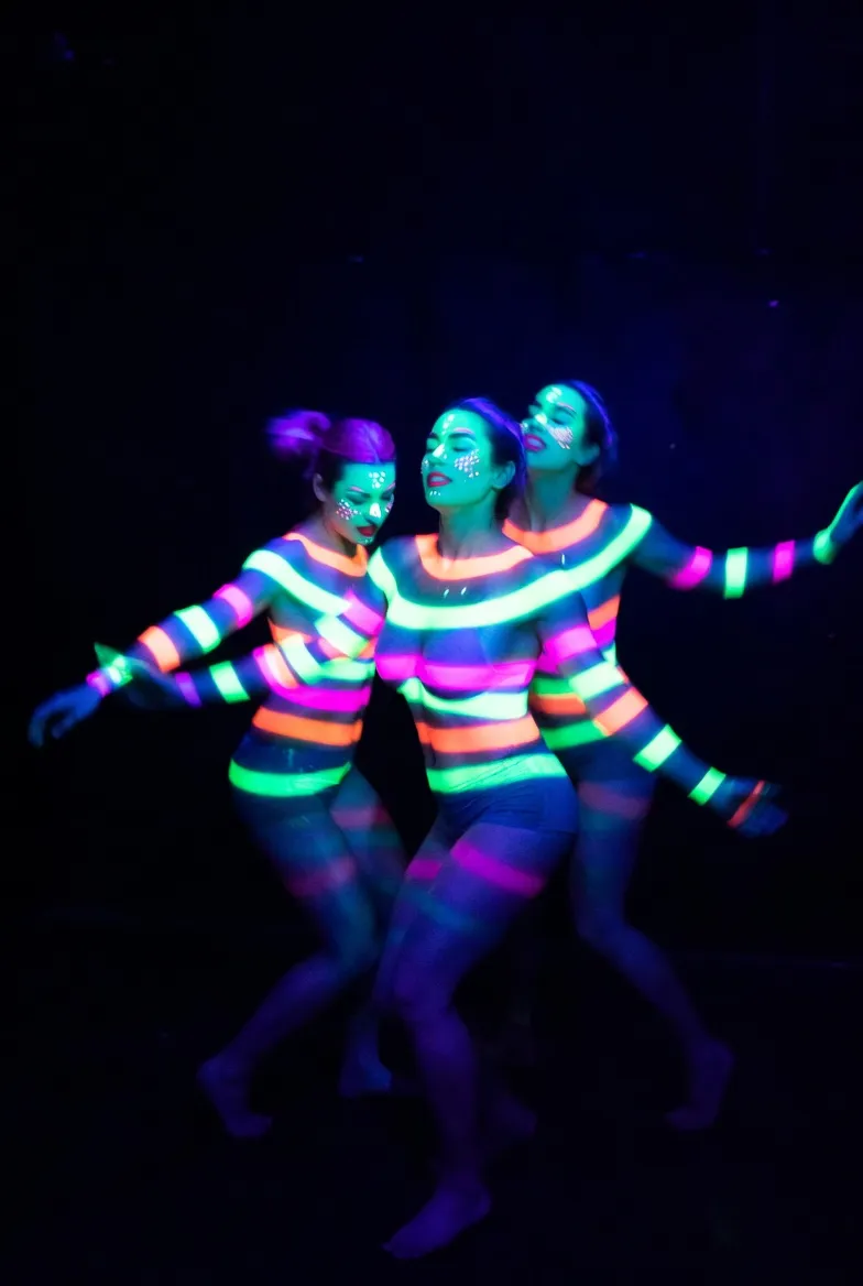 רקדנית עם כנפיים LED — מופע אור בחושך