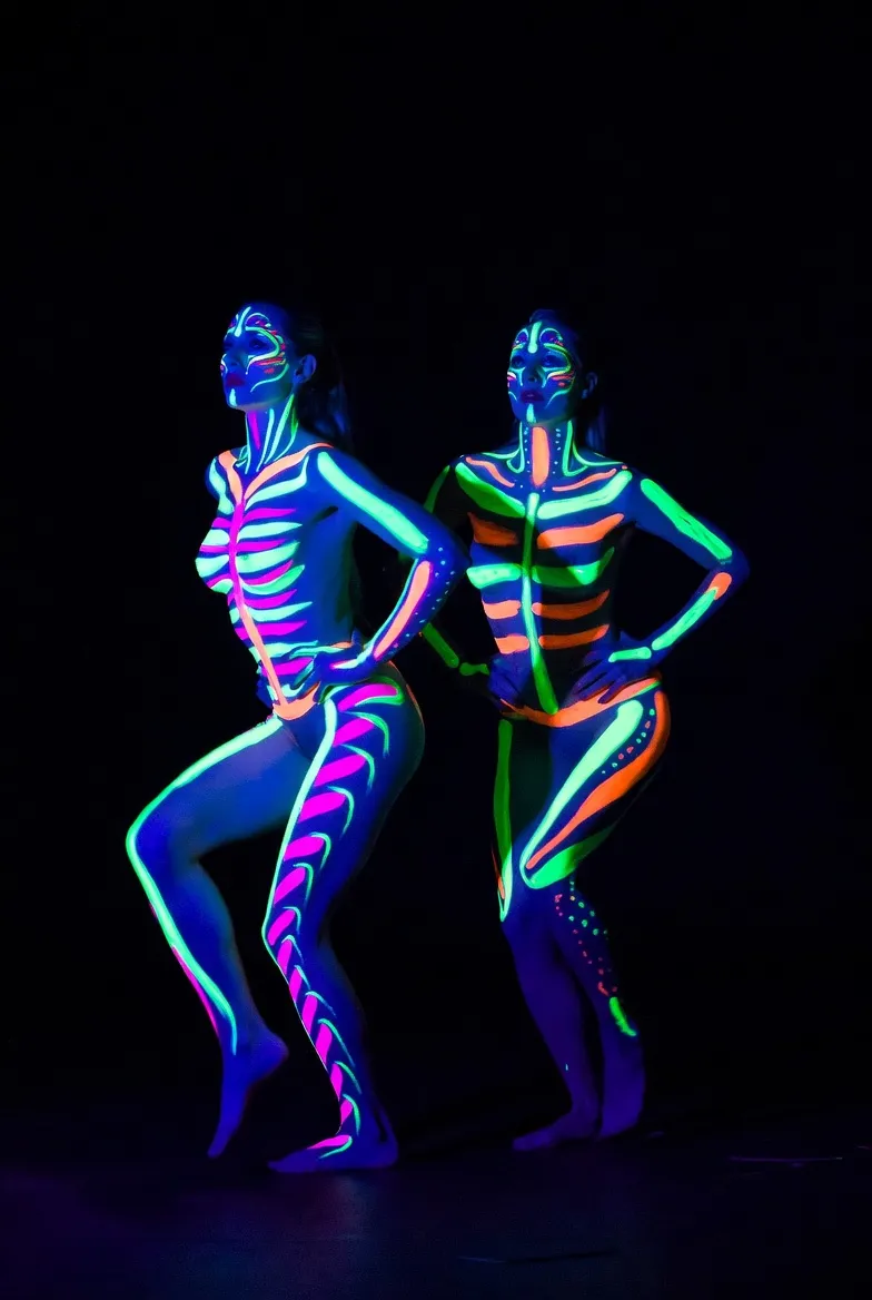 מסיבת ניאון — כל האורחים עם אביזרים זוהרים