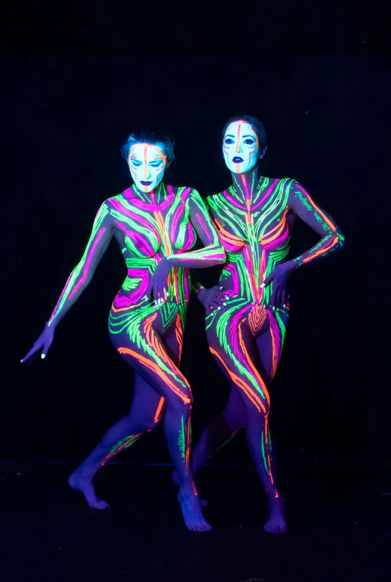 ריקוד ניאון בחתונה — הפתעה בחושך