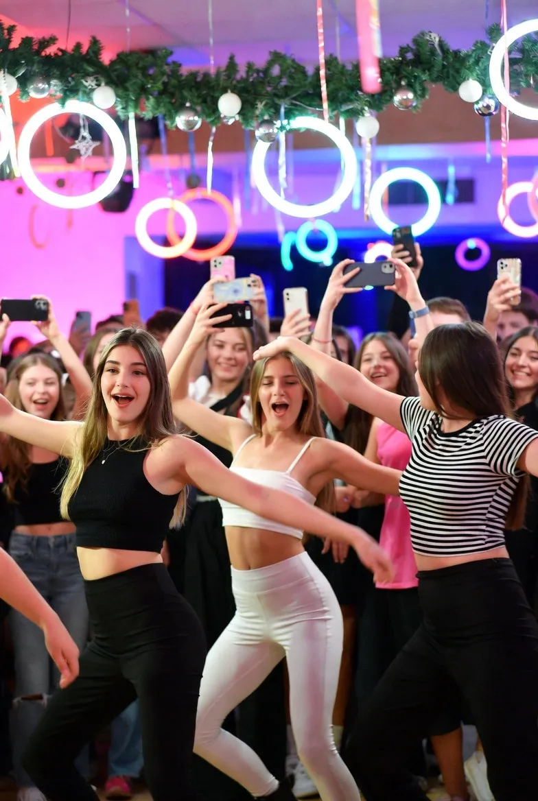 ריקודי טיקטוק במסיבת רווקות — כל הבנות רוקדות