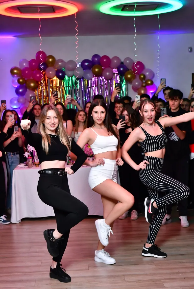 צילום סרטון טיקטוק משותף עם כל האורחים