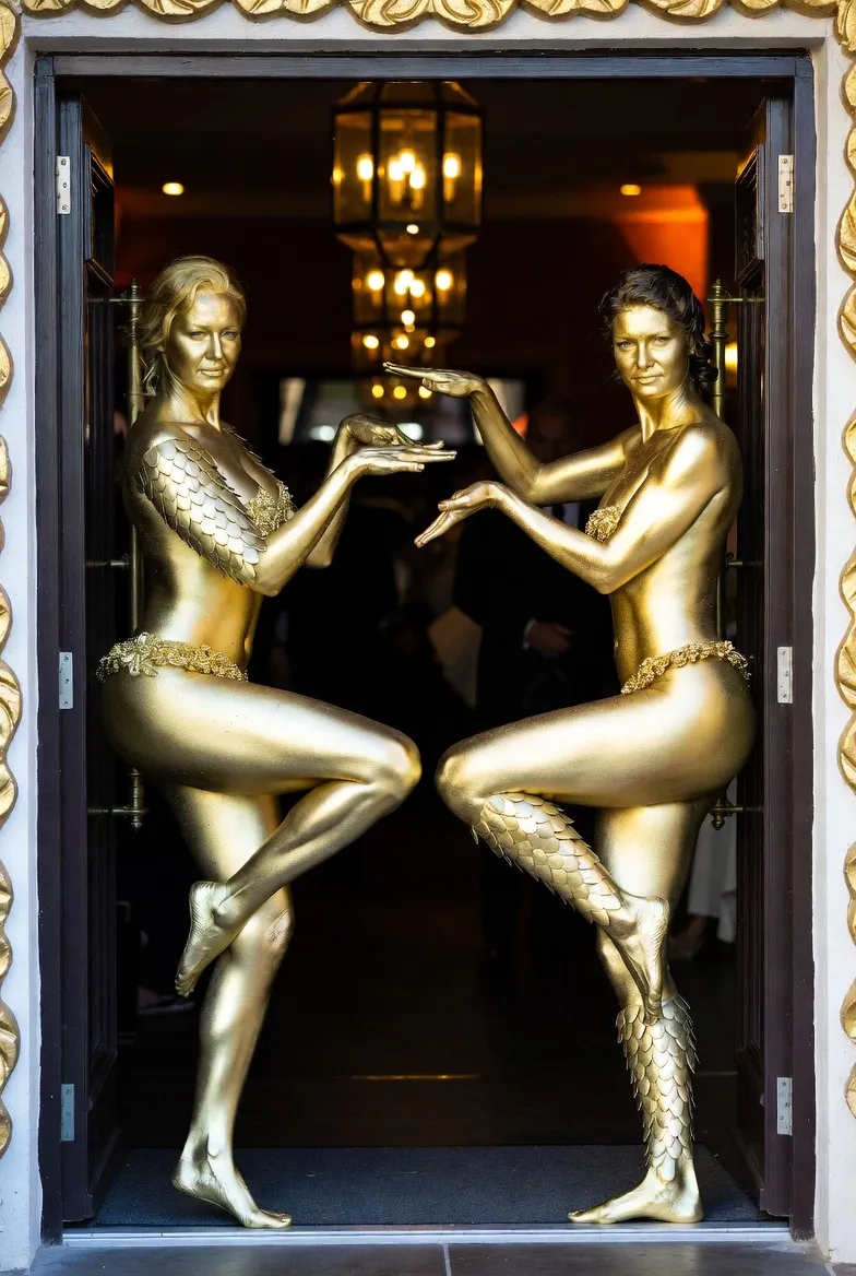 רקדנית בטן עם חרב רוקדת עם הכלה