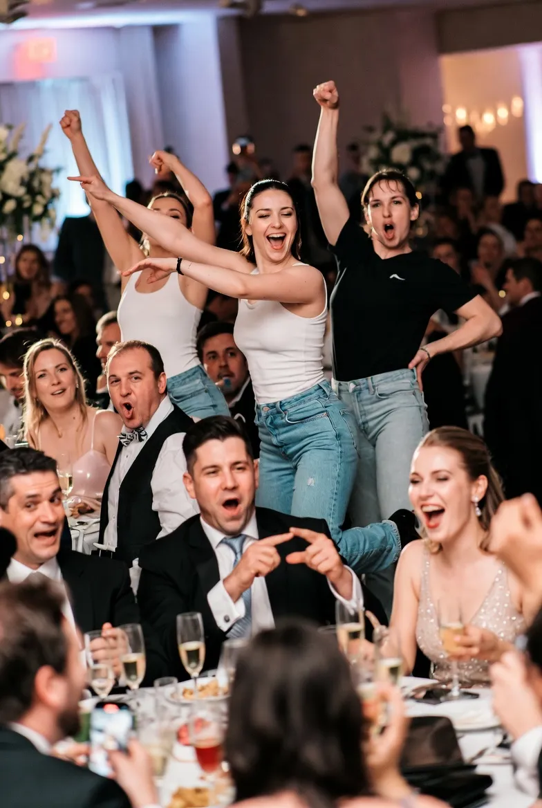 רקדנים סמויים מפתיעים ברחבה בחתונה