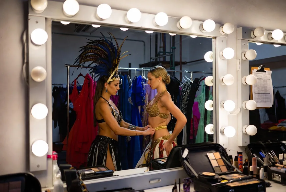 מאחורי הקלעים — רקדניות SK Dance מתכוננות לפני אירוע