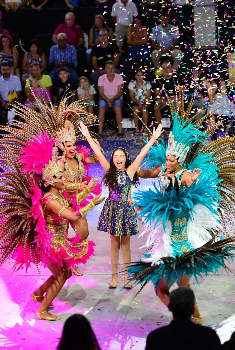 רקדניות ברזילאיות עם יובלנית על הבמה בבת מצווה — SK Dance