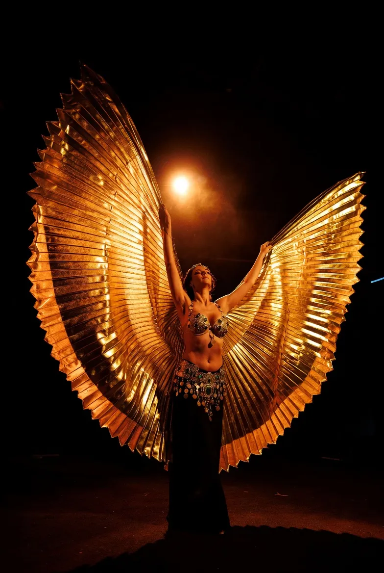 רקדנית בטן עם כנפי איזיס זהובות על הבמה — SK Dance