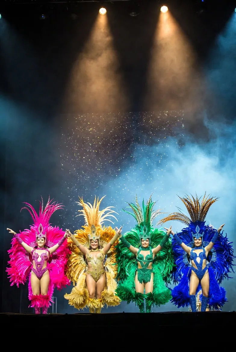 ארבע רקדניות ברזילאיות בנוצות צבעוניות על הבמה — SK Dance