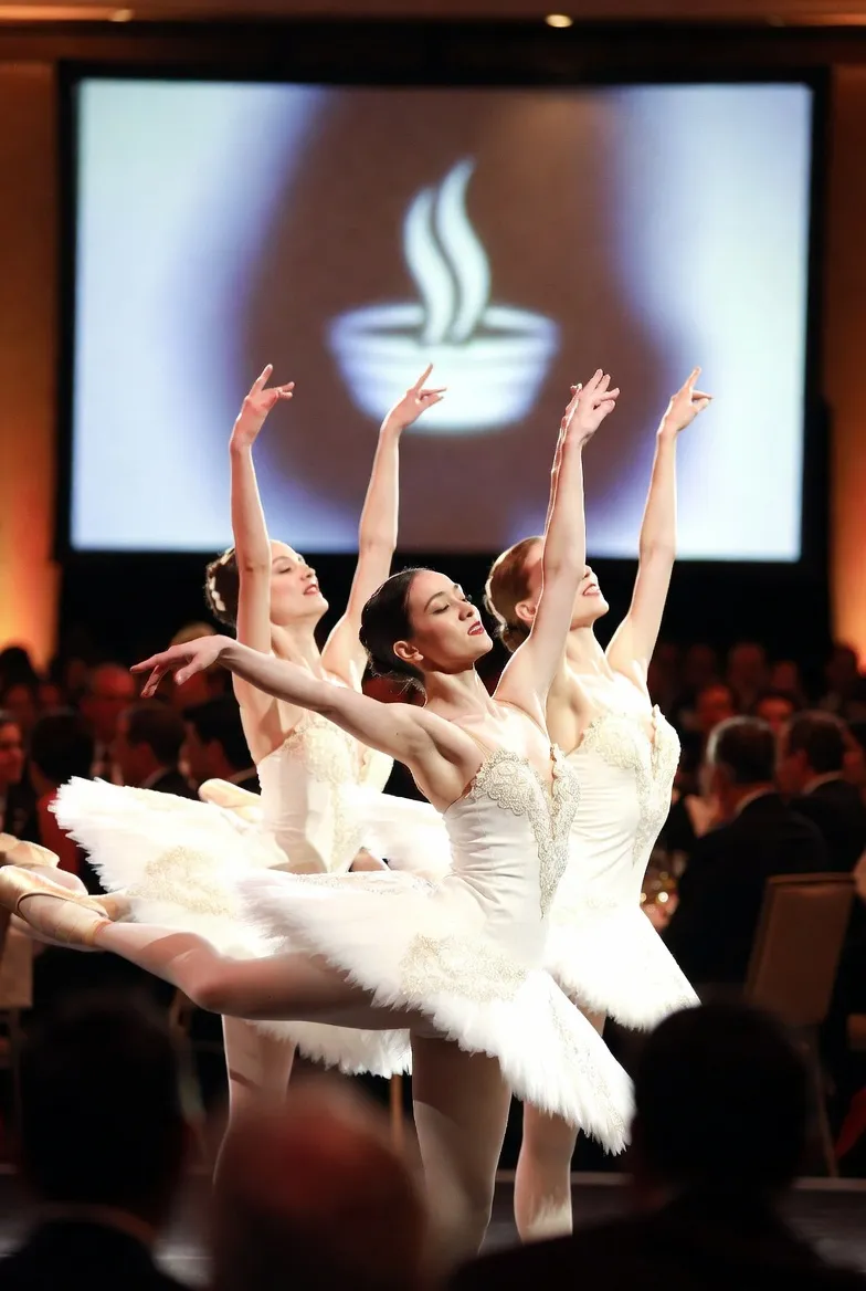 שואו באלט על הבמה באירוע חברה — SK Dance