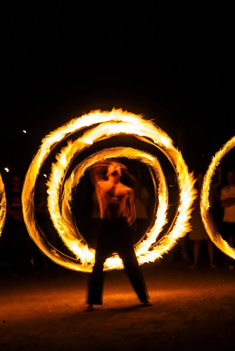 רקדן אש עם פוי — שבילי אש בחושך — SK Dance