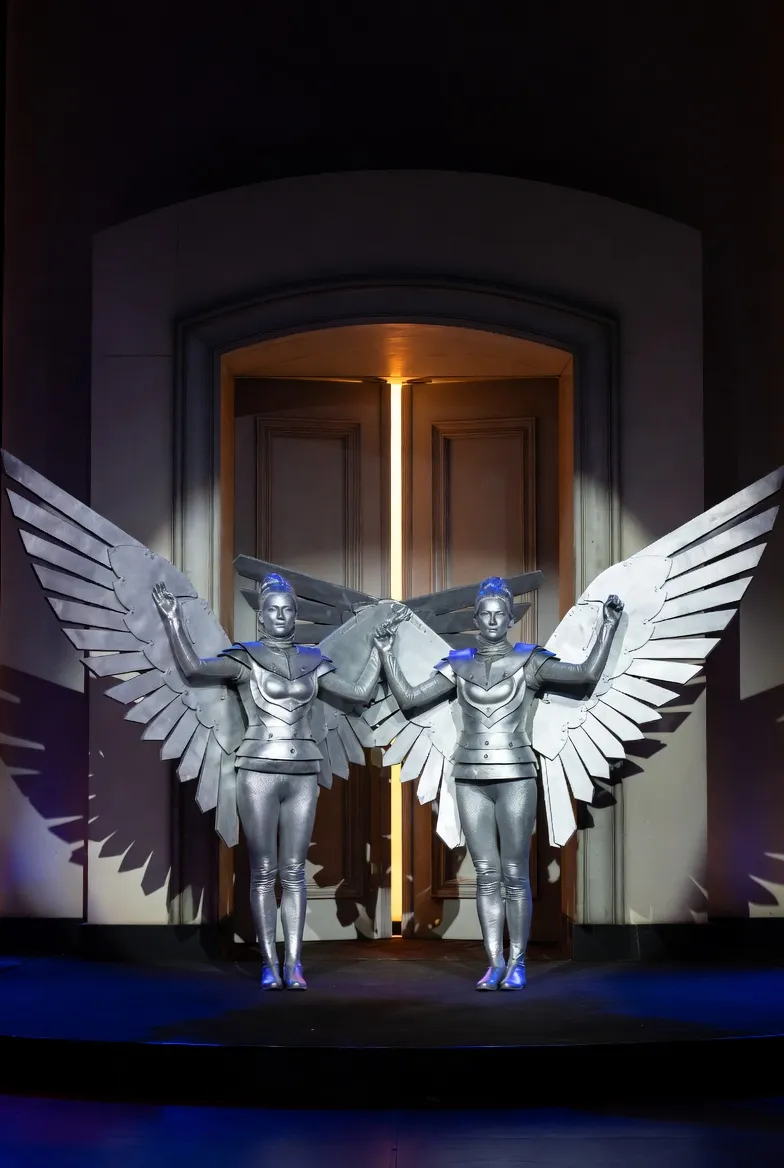 שני מייצגים עם כנפיים כסופות ענקיות בכניסה לאירוע — SK Dance