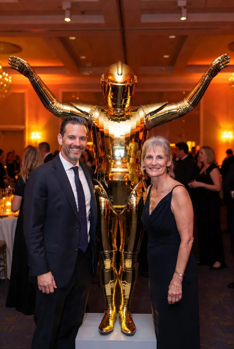 מייצג מראה זהוב — אורחים מצטלמים לידו — SK Dance